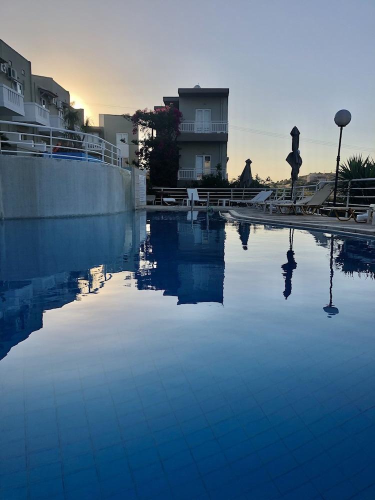Pelagia Bay 酒店